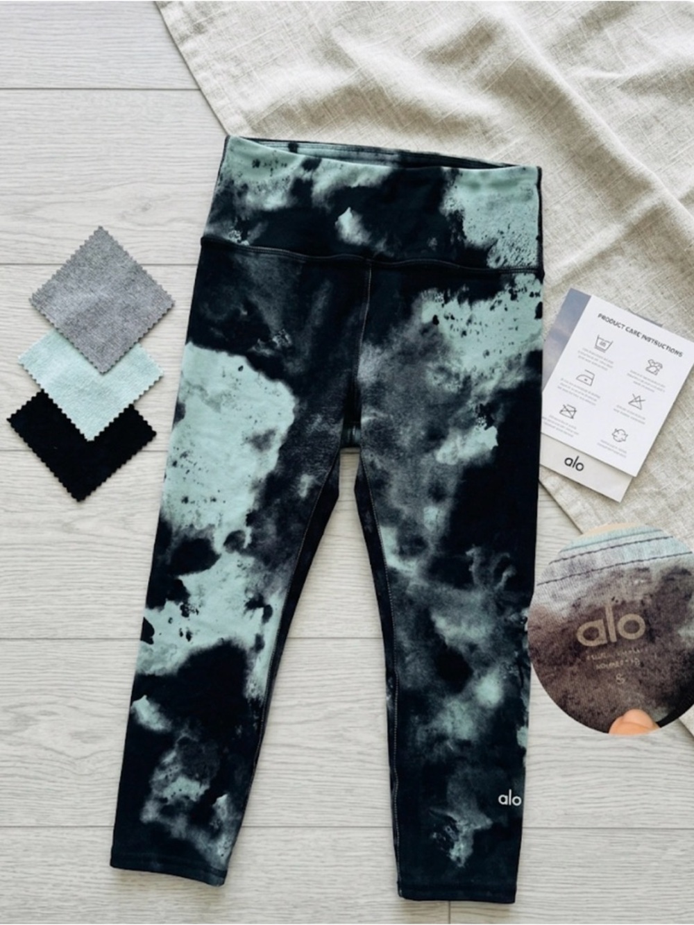Alo Yoga Airbrush Capri Leggings Size Small Black Blue Smoke Wash Tie Dye